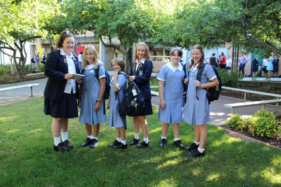 College Captains help out Year 7 students on their first day.